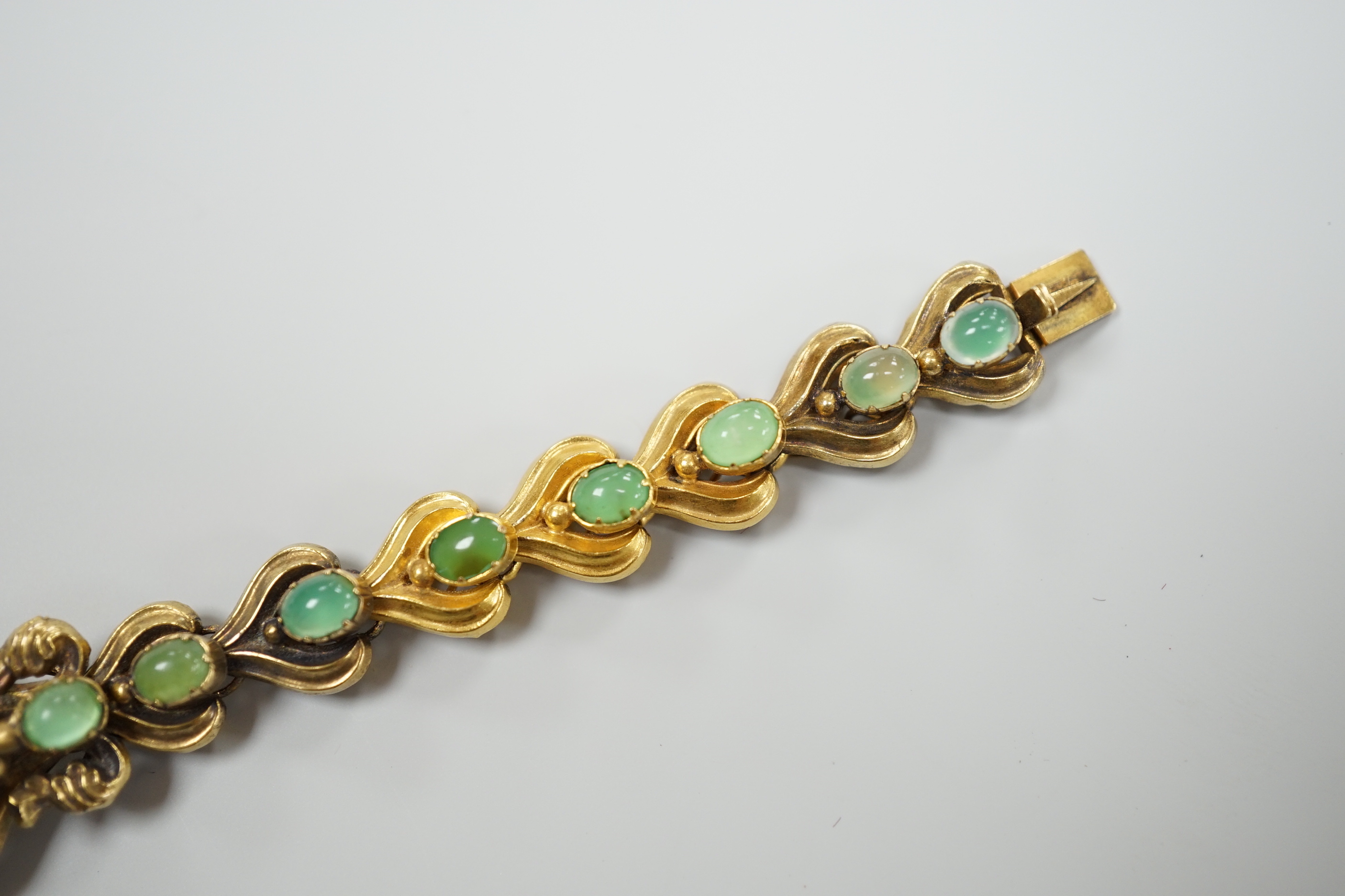 An early to mid 20th century continental yellow metal seventeen stone cabochon chrysoprase? set bracelet, 16.3cm